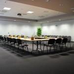 podkowa - układ krzeseł i stolików na sali konferencyjnej